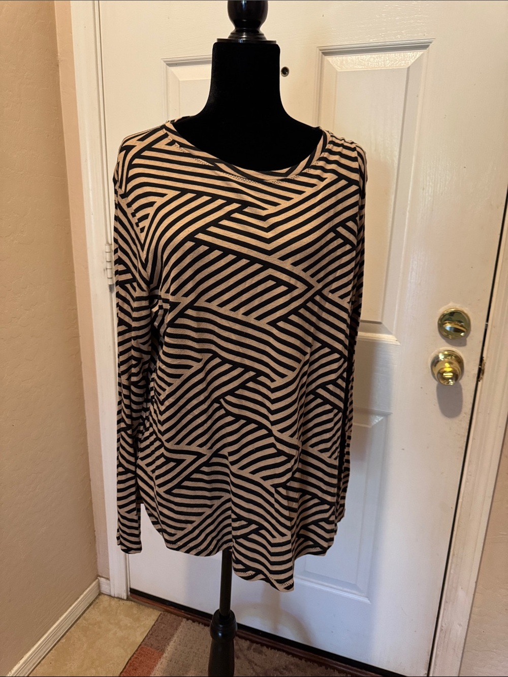 Women’s Black & Tan Geometric Long-Sleeve Top